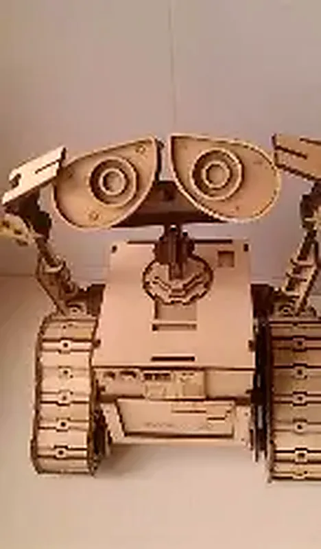 Amostra enviada: Robô em madeira